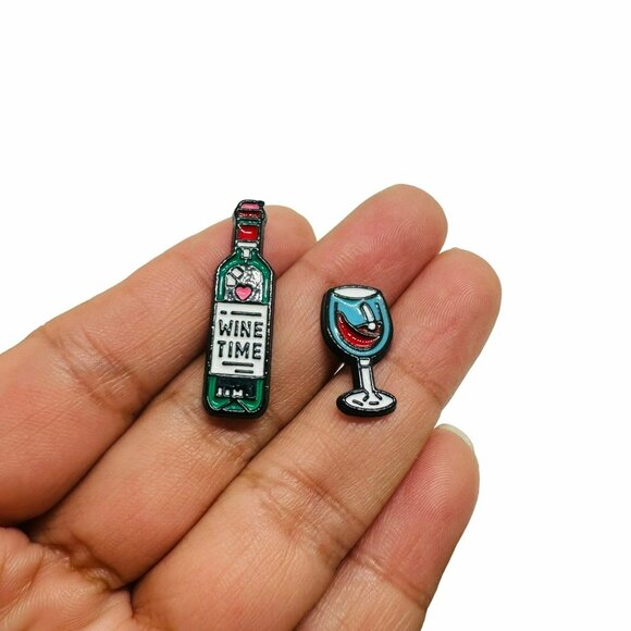 🤩Wine Time And Glass Enamel Brooch Bag Set Wine bottle glass Lapel Pin🤩 - Picture 2 of 5